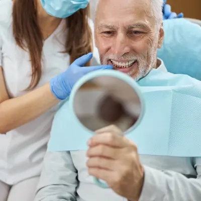 Senhor feliz com seu implante dentário
